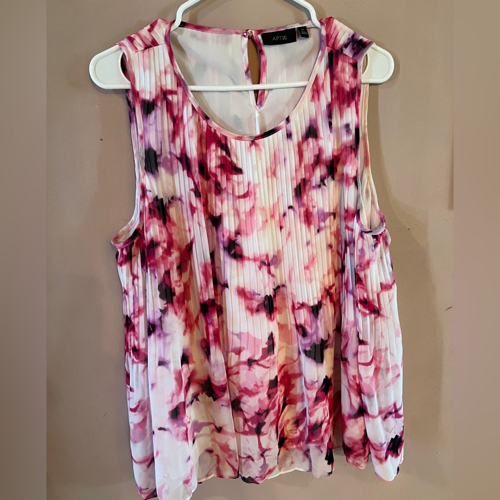 APT 9 ladies’ sleeveless shell, size XL.